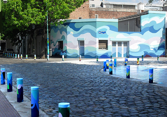Costa Rica y Gurruchaga, mural y 100 bolardos
