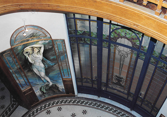 Vista del mural y el entorno de vitreaux y boiserie