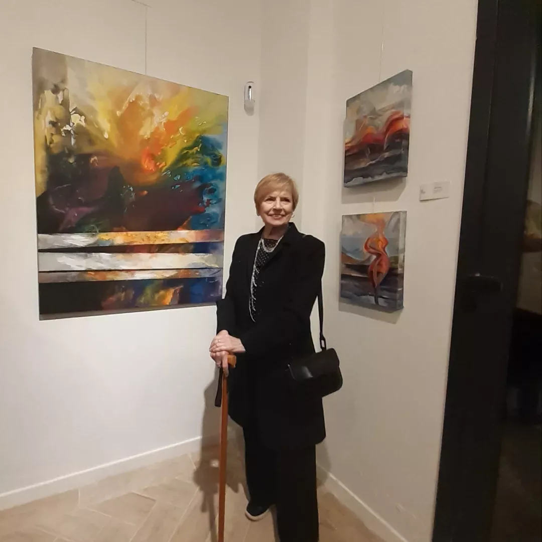 Alicia Toscano junto a una de sus obras