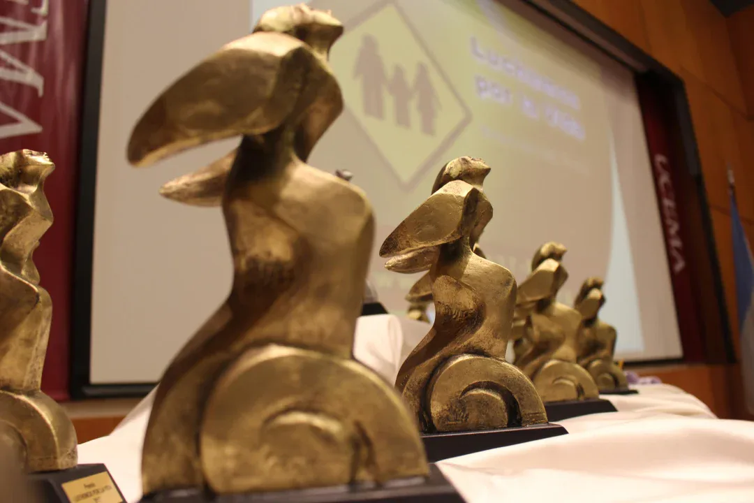 Esculturas de los premios Luchemos por la Vida