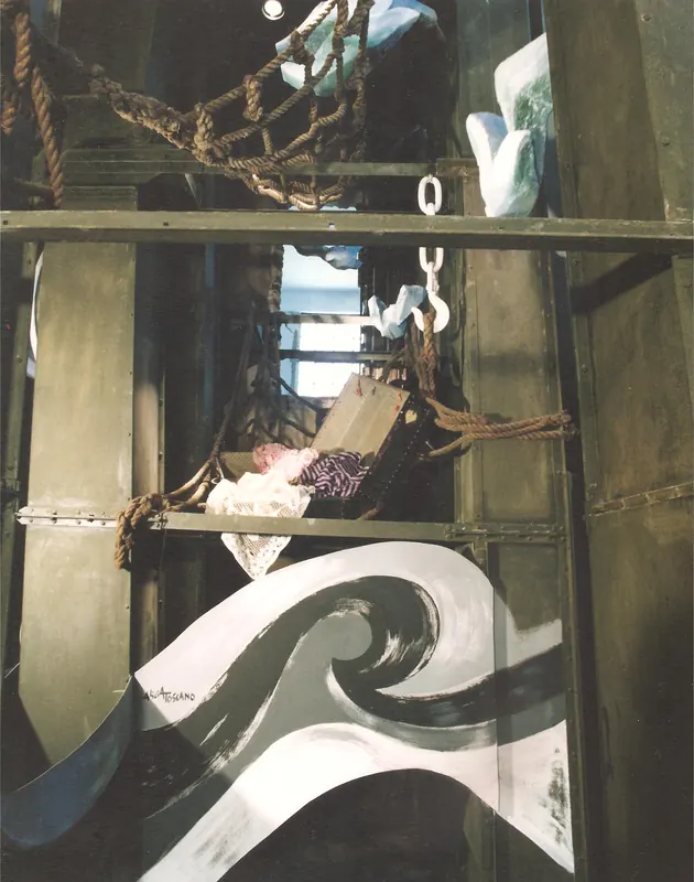 El área del puerto y aves escultóricas