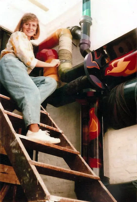 AT trabajando en el mural