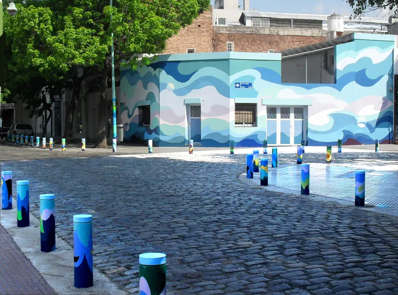 Costa Rica y Gurruchaga, mural y 100 bolardos