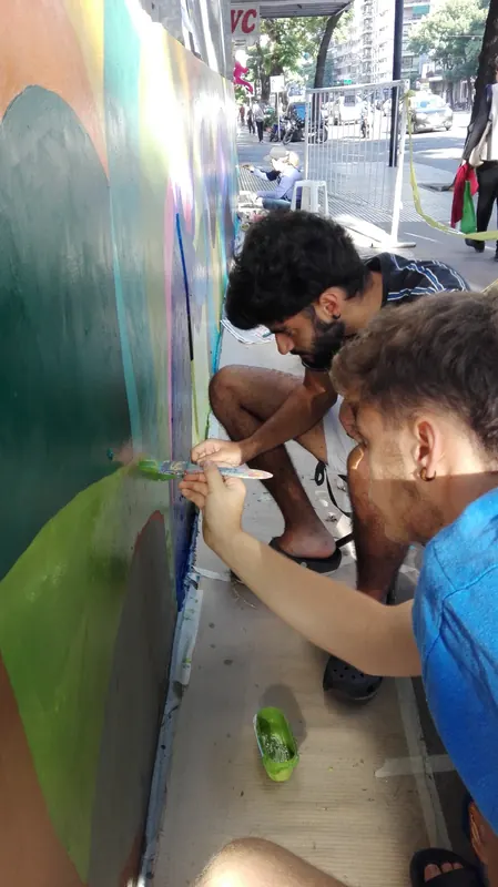 Jóvenes pintando
