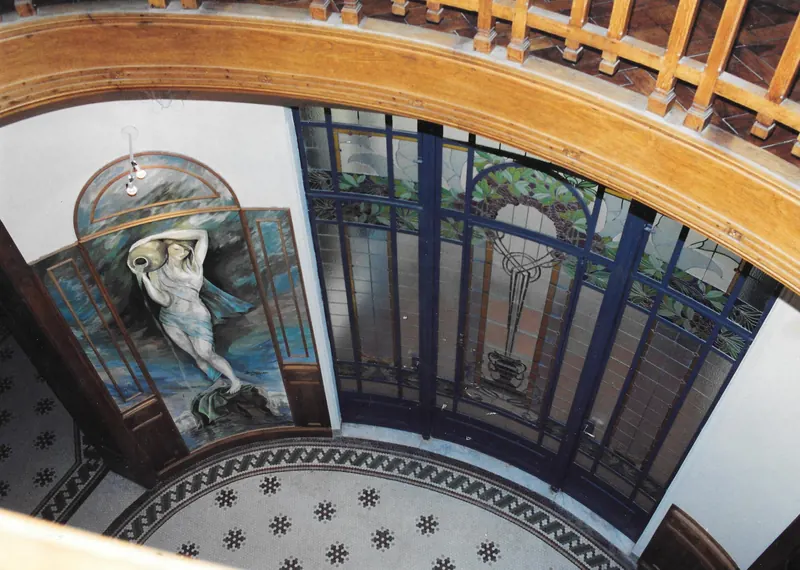 Vista del mural y el entorno de vitreaux y boiserie
