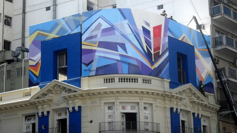 Emplazando el mural con grúa