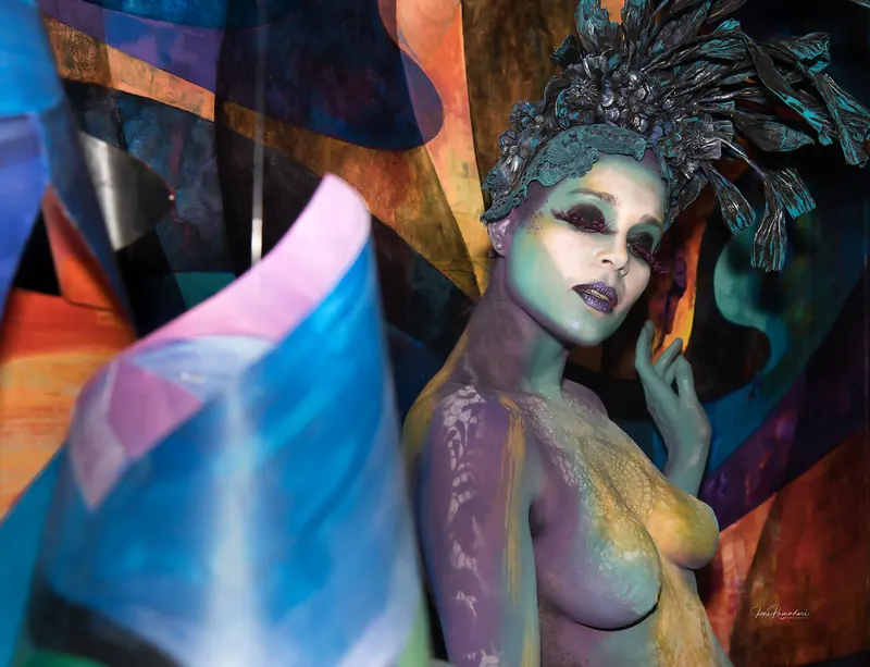 Primer plano del body painting, con las obras de AT