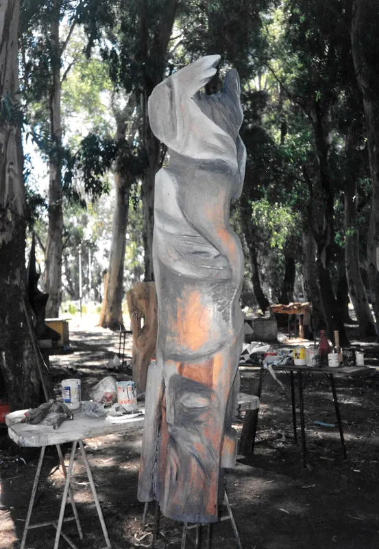 La escultura durante su ejecución, en un encuentro de escultores