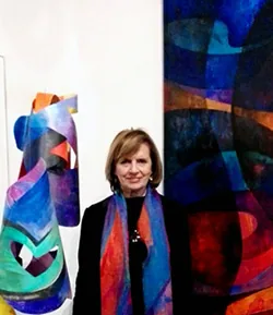 Alicia Toscano junto a una de sus obras